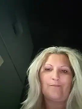 Divineblond online show from July 28, 2026, 8:52 pm