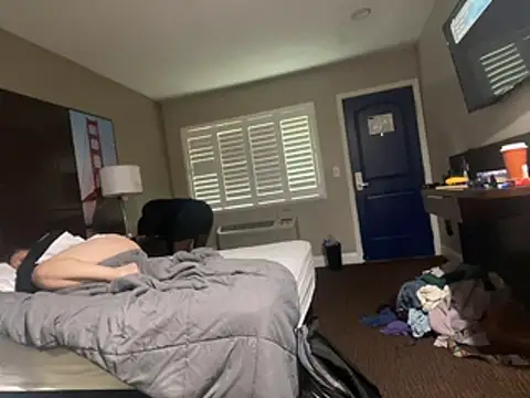 milfandyoungin online show from May 7, 2026, 4:34 pm