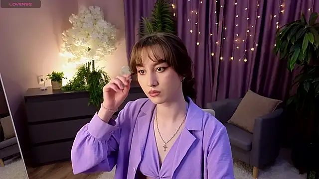 LouiseEvans online show from April 28, 2026, 11:37 am