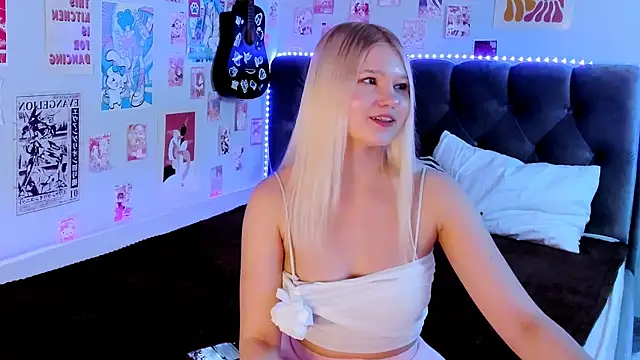 Snapshot of LunariaFox chatting on May 8, 2026, 2:33 pm LunariaFox online show from May 8, 2026, 2:33 pm