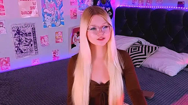 Snapshot of LunariaFox chatting on July 24, 2026, 2:37 pm LunariaFox online show from July 24, 2026, 2:37 pm