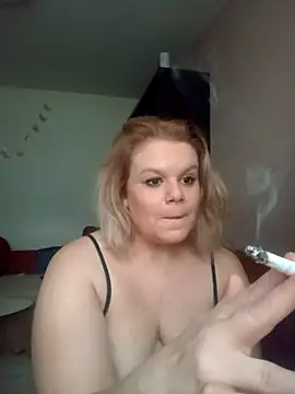 Snapshot of Maryquenn chatting on June 22, 2026, 4:37 pm Maryquenn online show from June 22, 2026, 4:37 pm