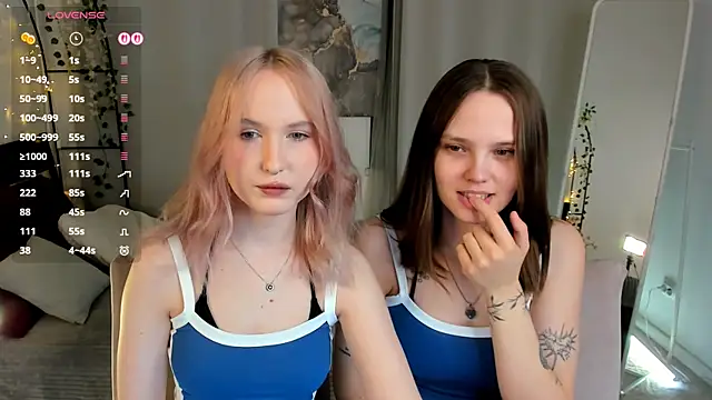 lisaluve online show from April 29, 2026, 9:43 pm