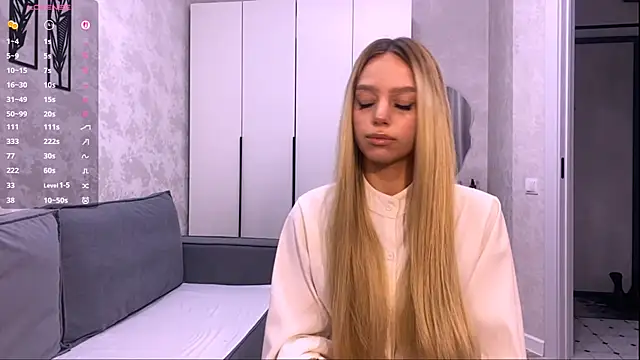 Mooniesiesita online show from April 27, 2026, 8:29 pm