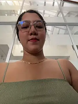 Chloe Thomsoon  online show from June 2, 2026, 8:00 pm