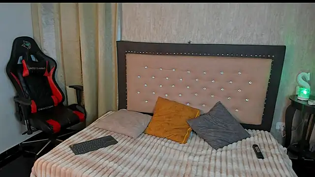Zoedeleon online show from June 24, 2026, 7:24 pm