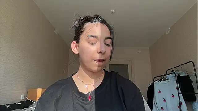 NikiBrunsvold online show from April 27, 2026, 2:37 pm