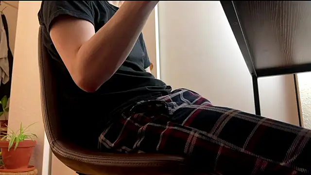 Yourgoodboy j online show from April 27, 2026, 2:31 am