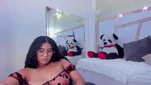 Snapshot of roxy_domnin chatting on July 7, 2026, 6:47 am roxy domnin online show from July 7, 2026, 6:47 am