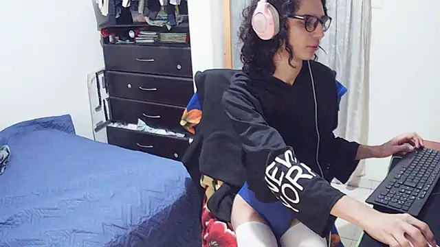 hxxyro1 online show from April 29, 2026, 3:32 am