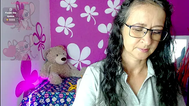 aura latinax online show from April 28, 2026, 11:48 am