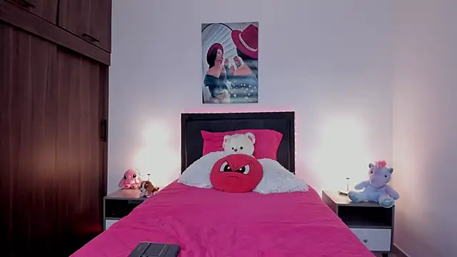 alana greey  online show from April 28, 2026, 3:28 pm