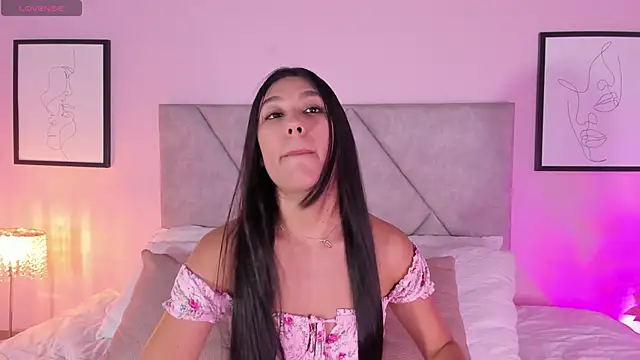 Snapshot of Emiilyh_ chatting on June 15, 2026, 10:12 pm Emiilyh online show from June 15, 2026, 10:12 pm