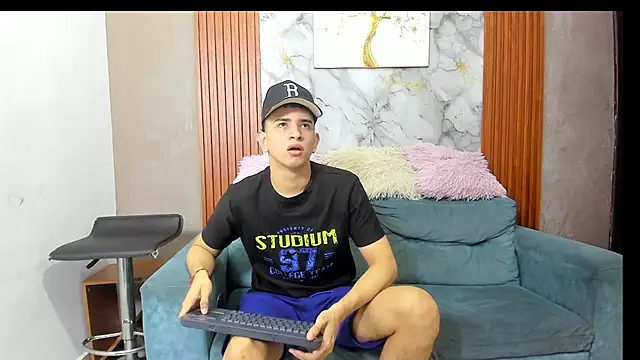LOVE GUYS1 online show from June 21, 2026, 1:46 pm