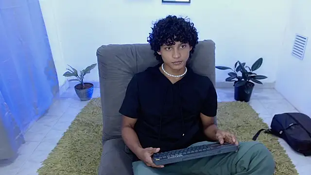 Snapshot of hades_derox_ chatting on May 26, 2026, 12:17 am hades derox online show from May 26, 2026, 12:17 am