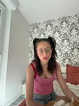 Snapshot of lilou_philips chatting on June 2, 2026, 12:29 pm lilou philips online show from June 2, 2026, 12:29 pm