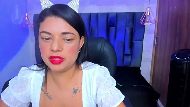 ChloeSmith9 online show from May 19, 2026, 8:04 pm