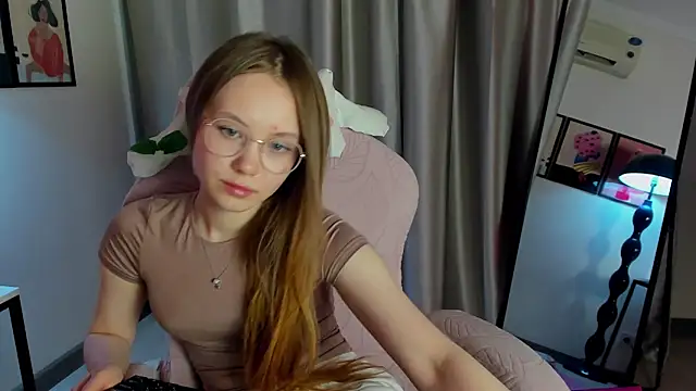 FloraLarsson online show from May 7, 2026, 3:50 pm
