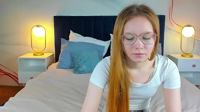 FloraLarsson online show from June 4, 2026, 3:12 am