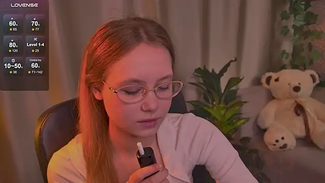 FloraLarsson online show from June 5, 2026, 3:35 am