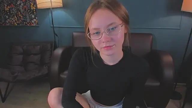 FloraLarsson online show from June 11, 2026, 3:32 pm