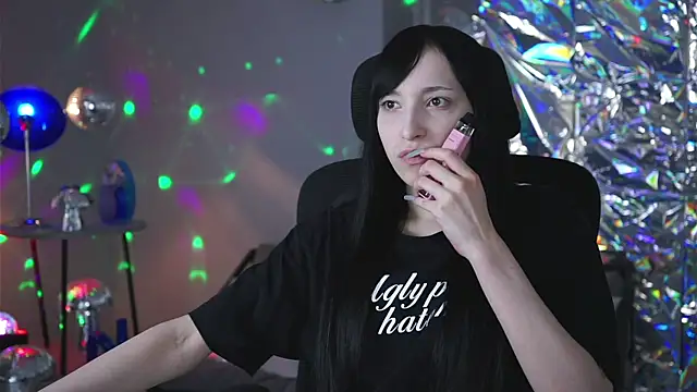 Snapshot of SeraphineSparda chatting on May 20, 2026, 2:56 pm SeraphineSparda online show from May 20, 2026, 2:56 pm