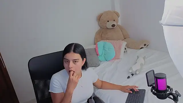 Snapshot of valerihouse_ chatting on May 5, 2026, 1:02 am valerihouse online show from May 5, 2026, 1:02 am