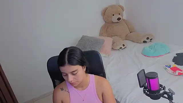 Snapshot of valerihouse_ chatting on May 9, 2026, 2:39 am valerihouse online show from May 9, 2026, 2:39 am