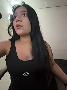 Snapshot of EmiLaurent chatting on May 28, 2026, 5:43 pm EmiLaurent online show from May 28, 2026, 5:43 pm