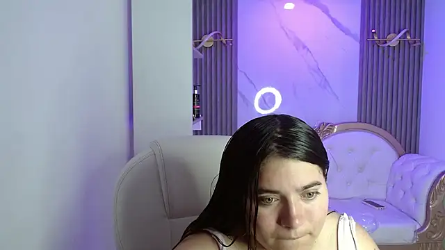 Snapshot of Laurha_ chatting on June 1, 2026, 7:48 pm Laurha online show from June 1, 2026, 7:48 pm