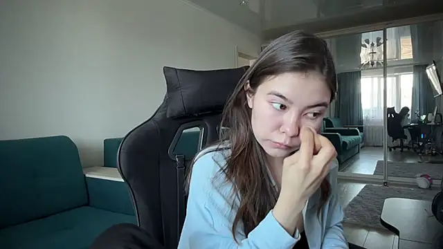 Snapshot of Ellewaay chatting on May 11, 2026, 8:42 am Ellewaay online show from May 11, 2026, 8:42 am