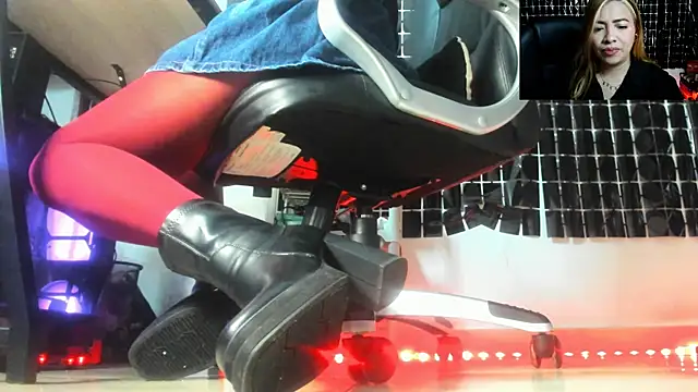 Snapshot of MissAlmaFenix chatting on June 6, 2026, 6:01 pm MissAlmaFenix online show from June 6, 2026, 6:01 pm
