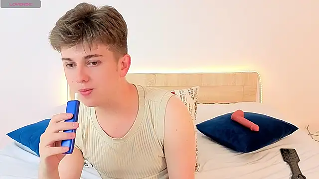 Snapshot of Miless_Cooper chatting on June 14, 2026, 7:32 am Miless Cooper online show from June 14, 2026, 7:32 am