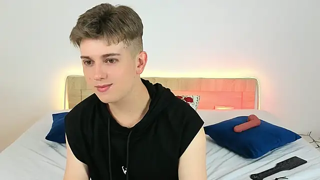 Snapshot of Miless_Cooper chatting on June 18, 2026, 3:51 am Miless Cooper online show from June 18, 2026, 3:51 am