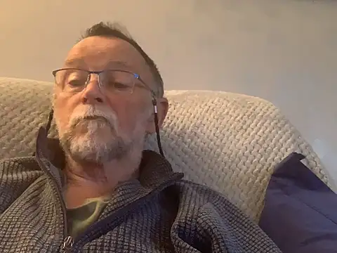 Snapshot of Moonraker64 chatting on June 7, 2026, 7:39 pm Moonraker64 online show from June 7, 2026, 7:39 pm