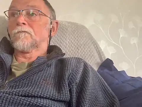 Snapshot of Moonraker64 chatting on June 9, 2026, 5:13 pm Moonraker64 online show from June 9, 2026, 5:13 pm