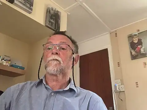 Snapshot of Moonraker64 chatting on June 18, 2026, 4:33 pm Moonraker64 online show from June 18, 2026, 4:33 pm