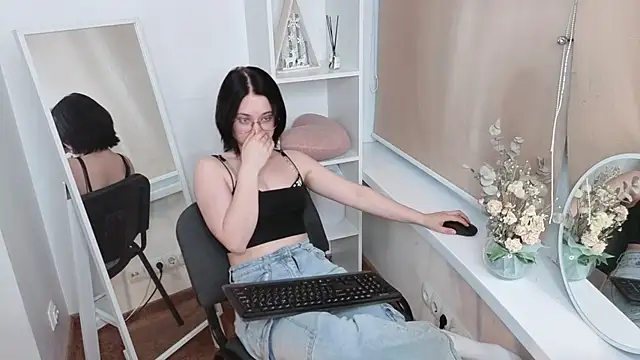 ColleenCabe online show from May 17, 2026, 4:47 pm