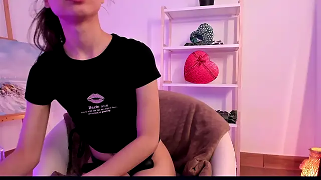 Snapshot of Mimi_Petittte chatting on July 8, 2026, 1:26 pm Mimi Petittte online show from July 8, 2026, 1:26 pm