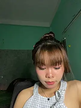 Snapshot of Cry_sexy chatting on May 26, 2026, 2:18 am Cry sexy online show from May 26, 2026, 2:18 am