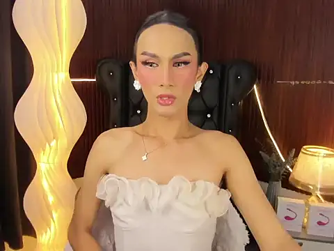Estella Hilton online show from June 11, 2026, 9:29 am