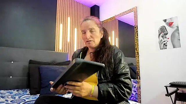 Snapshot of CloeMature chatting on August 5, 2026, 2:36 am CloeMature online show from August 5, 2026, 2:36 am
