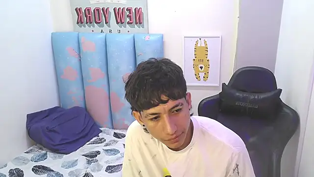 Snapshot of liam_play chatting on May 31, 2026, 8:32 pm liam play online show from May 31, 2026, 8:32 pm