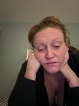 Snapshot of Kellilyn10 chatting on June 3, 2026, 5:10 am Kellilyn10 online show from June 3, 2026, 5:10 am