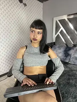 AntonellaCooper Pink online show from May 12, 2026, 5:32 pm