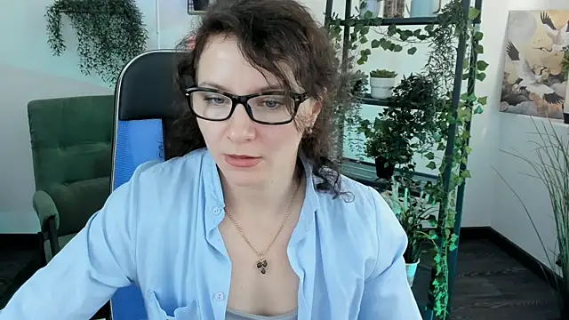 AureliaGleam online show from May 18, 2026, 4:40 am