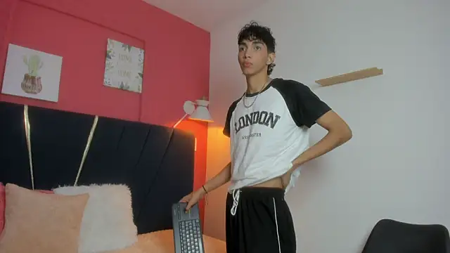 Snapshot of ero_boy40 chatting on June 19, 2026, 4:06 am ero boy40 online show from June 19, 2026, 4:06 am