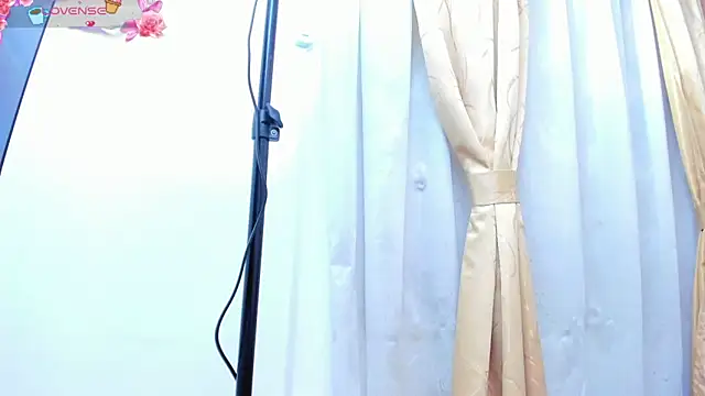 Snapshot of mia18___ chatting on May 19, 2026, 9:21 pm mia18 online show from May 19, 2026, 9:21 pm