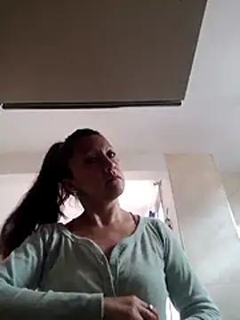 Snapshot of Vely_ chatting on May 18, 2026, 7:31 pm Vely online show from May 18, 2026, 7:31 pm