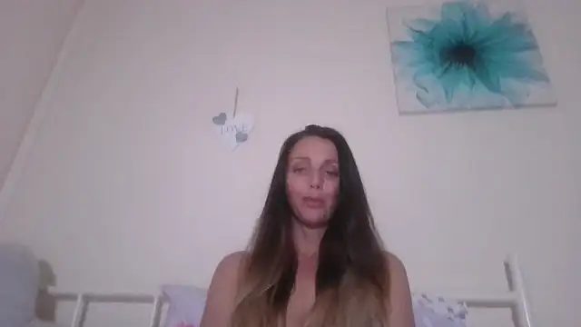 Snapshot of LouiseLovell chatting on June 4, 2026, 10:21 am LouiseLovell online show from June 4, 2026, 10:21 am